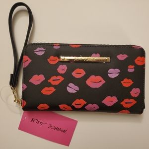 NWT Betsey Johnson "Lips Saffiano" XOZip Around Wristlet| Red/Pink/Lavender Lips